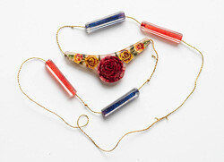 Modern nyaklánc tavaszi virágos collier-vel - akrill / műgyanta nyakék