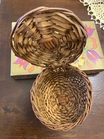 Gyerekjáték, retro,húsvéti fonott kosárka. Tele lehet tenni,csokival,cukorral. Átmérője 11 cm.