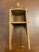 Fából készült,retro,gyerekjáték. Kicsi talicska. Húsvéti tojást lehet bele tenni.Mérete: Hossza:20cm