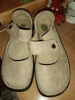 Női cipő velurbőr 41-es méret eladó.