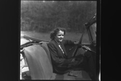 Régi fotónegatív 6x6 cm Fiatal hölgy Adler Trumpf cabrióban 1940-es évek