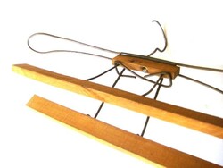 Fa és fém szorítós praktikus öltöny vállva, úri szabó kirakatából