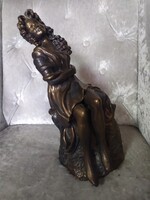 Bronzírozott gipsz szobor ülő nő 32 cm
