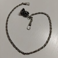 RÉGI  SZÉP ÁLLAPOTÚ MINTÁS ZSEBÓRALÁNC LEAKASZTHATÓ AUTÓ LÓGÓVAL BIZTONSÁGOS KAPCSOLÓKKAL.