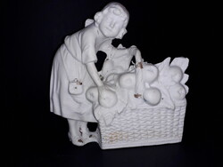 Biszkvit porcelán kosaras lány cigi kínáló?
