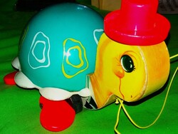 1962. 80 éves ! VINTAGE FISHER PRICE húzgálható fa - plasztik kalapos teknős HIBÁTLAN GYŰJTŐI 23 cm