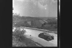 Régi fotónegatív 6x6 cm  Fiatal hölgy Adler Trumpf cabrióban a cseszneki vár előtt 1940-es évek