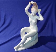 Aquincum fésülködő női akt porcelán