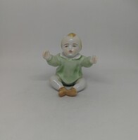 Zsolnay porcelán ölbe kéreckedő gyerek!