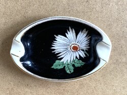 AQUINCUMI RETRO PORCELÁN HAMUTARTÓ, FEKETE ALAPON FEHÉR VIRÁG FESTÉSSEL