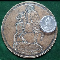 Pató Róza: Szerelmes Kentaur, 2004, bronz dombormű, relief, 161 mm + Tétényi korona érem 42.5 mm