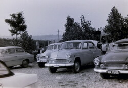 Régi fotónegatív régi autók Oldtimerek a kempingben  Szlovákiában 1960-as évek