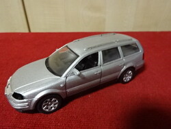 WELLY márkájú Volkswagen Passat típusú makett, lendkerekes autó, hossza 12 cm. Jókai