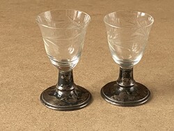 2 DB JELZETT, EZÜST TALPÚ METSZETT PÁLINKÁS POHÁR 7.5 CM