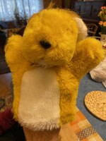 Nagyon aranyos plüss oroszlán báb. Gyerekjáték. Sárga-fehér színben. Mérete: 26 cm Jó,állapotban.