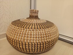 Ritka szépségű kézműves váza,amely bambusz és tengeri nád fonása,26 cm magas és 40 cm az alsó átmérő