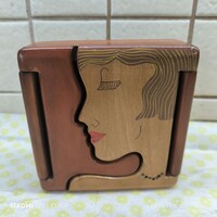 Fa díszdoboz  eladó! Fa díszdoboz eladó!Női fej gravirozással fa díszdoboz 14 x14 x5 cm14 x14 x5 cm
