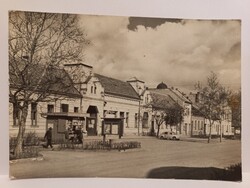 Régi képeslap Szlovákia  Párkány/Stúrovo - utcakép régi autóval 1952