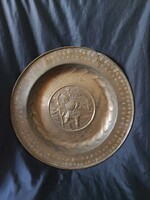 Trébelt bronz tál.