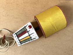 RETRO, FESTETT KERÁMIA FALI LÁMPA, FALIKAR, SÁRGA SZÍNŰ TEXTIL BÚRÁVAL