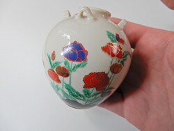 Régi japán miniatűr porcelán váza virág motívummal