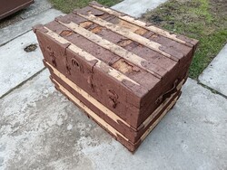 Antik fa láda vas veretekkel