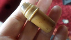 4 cm-es bakelit tartóban 3 cm-es , fém Szent Antal . A tartón régi repedés van , de stabil . (fotó)