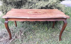 Intarziás neobarokk asztal.