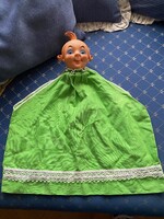 Gumifejű kislány báb. Mérete: Feje:15 cm Szép zöld,fehér csipkés ruhája 37 cm hosszú. Ausztriából.