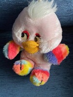 Nagyon cuki,szép,színes kis plüss kacsa. Mérete: 19 cm magas és 14 cm széles. Új állapotban.