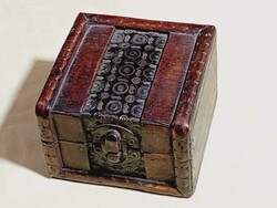 Fa doboz réz verettel ékszertartó láda 8x8x6cm