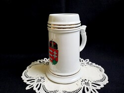 Hollóházi porcelán sörös korsó Magyar címerrel, arany csíkokkal