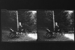 Antik sztereó üvegnegatív fotó kisfiú kerekesszék előtt 6x13cm 1900as évek elejéről