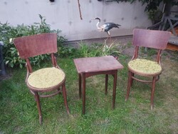 Lerakó asztal Thonet jellegű támlás székekkel