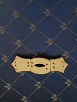 Retró,övcsat,ruhára dísznek. Kinyítható. Csontszerű anyagból,fehér színű.Mérete:9x2,5 cm