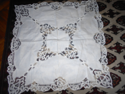 -Szalagcsipkés betéttel új, hibátlan állapotú terítő 84 cm X 84 cm