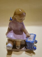 Kerámia kislány bölcsővel