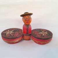 Fa faragott, havasi gyopár motívumos,figurális fűszertartó.