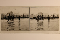 Antik sztereó fotó üvegpozitív Belgium Ostende fürdőkocsik és fürdőzők 1905