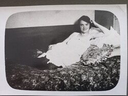 Antik fotó-képeslap fiatal hölgy a heverőn 1924 8x11cm