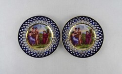 1V142 Régi áttört szélű kobaltkék allegórikus jelenetes porcelán dísztányér pár 12.5 cm