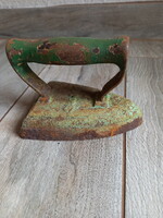 Patinás antik rárakós vasaló (14,5x10,5x10,2 cm)