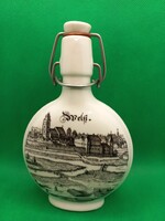 Fehér porcelán csatos "laposüveg", bécsi városrész ábrázolással elöl-hátul