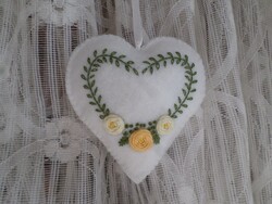 Hófehér hímzett virágos gyapjú filc szív. Ajtó,-ablak,-kilincs dísz, dekoráció.