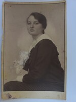 Régi fotó fiatal hölgy portréja 1928-ból