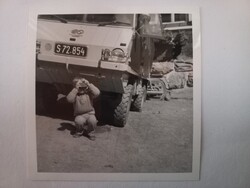 Régi fotó egy kisfiú egy Steyr-Puch Haflinger előtt 1950-es évek