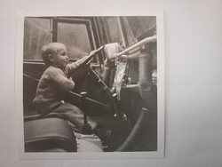 Régi fotó egy kisfiú egy Steyr-Puch Haflinger kormánya mögött 1950-es évek