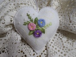 Hófehér hímzett virágos gyapjú filc szív. Ajtó,-ablak,-kilincs dísz, dekoráció.