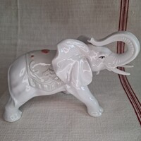 Kézzel festett porcelán elefánt, hátán szürkés, piros foltos takaróval