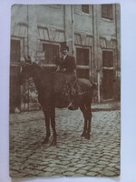 Antik képeslap egy hölgy lóháton macskaköves úton  1910 körül